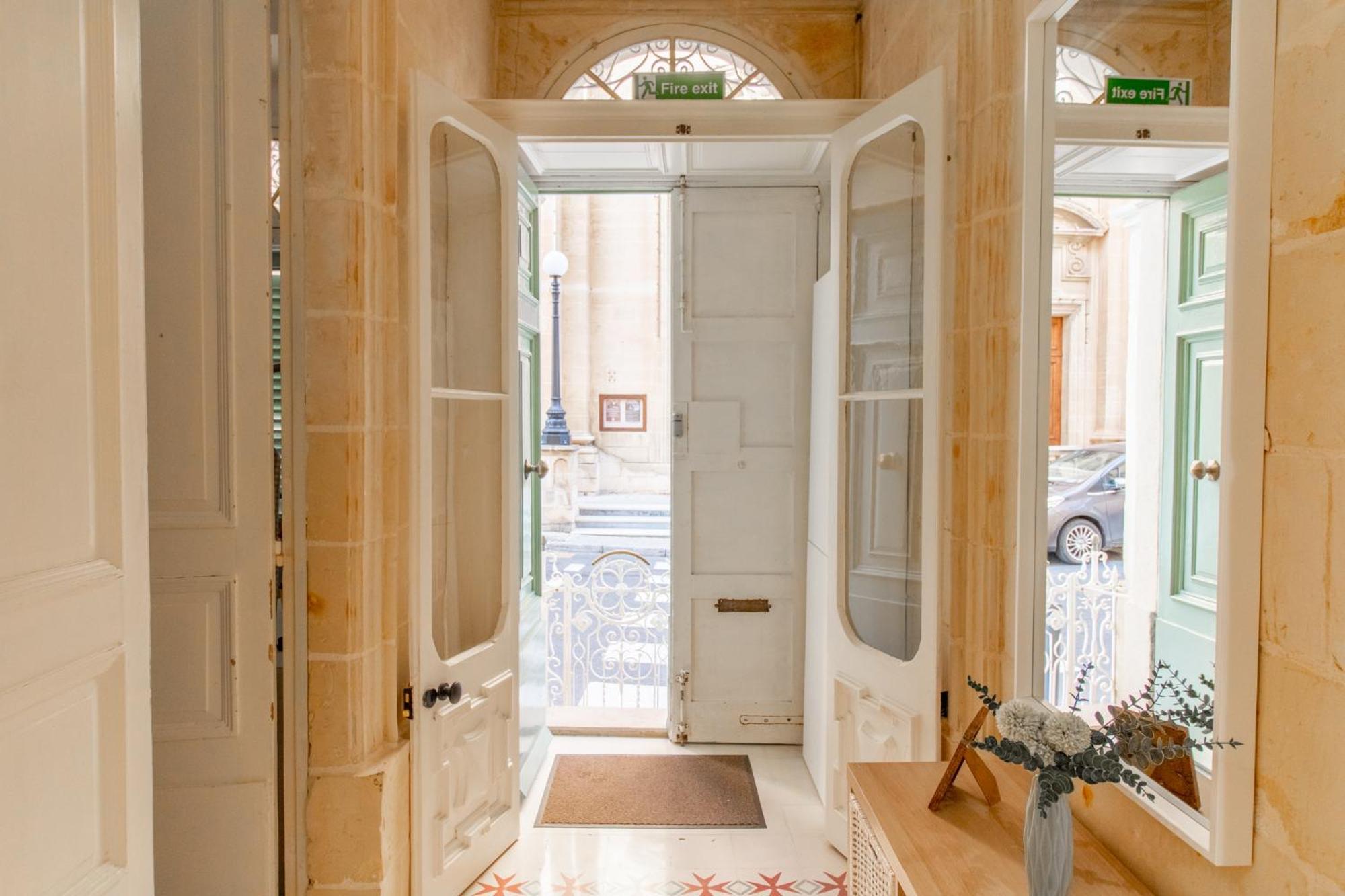 15 Main Gate Aparthotel Биргу Екстериор снимка