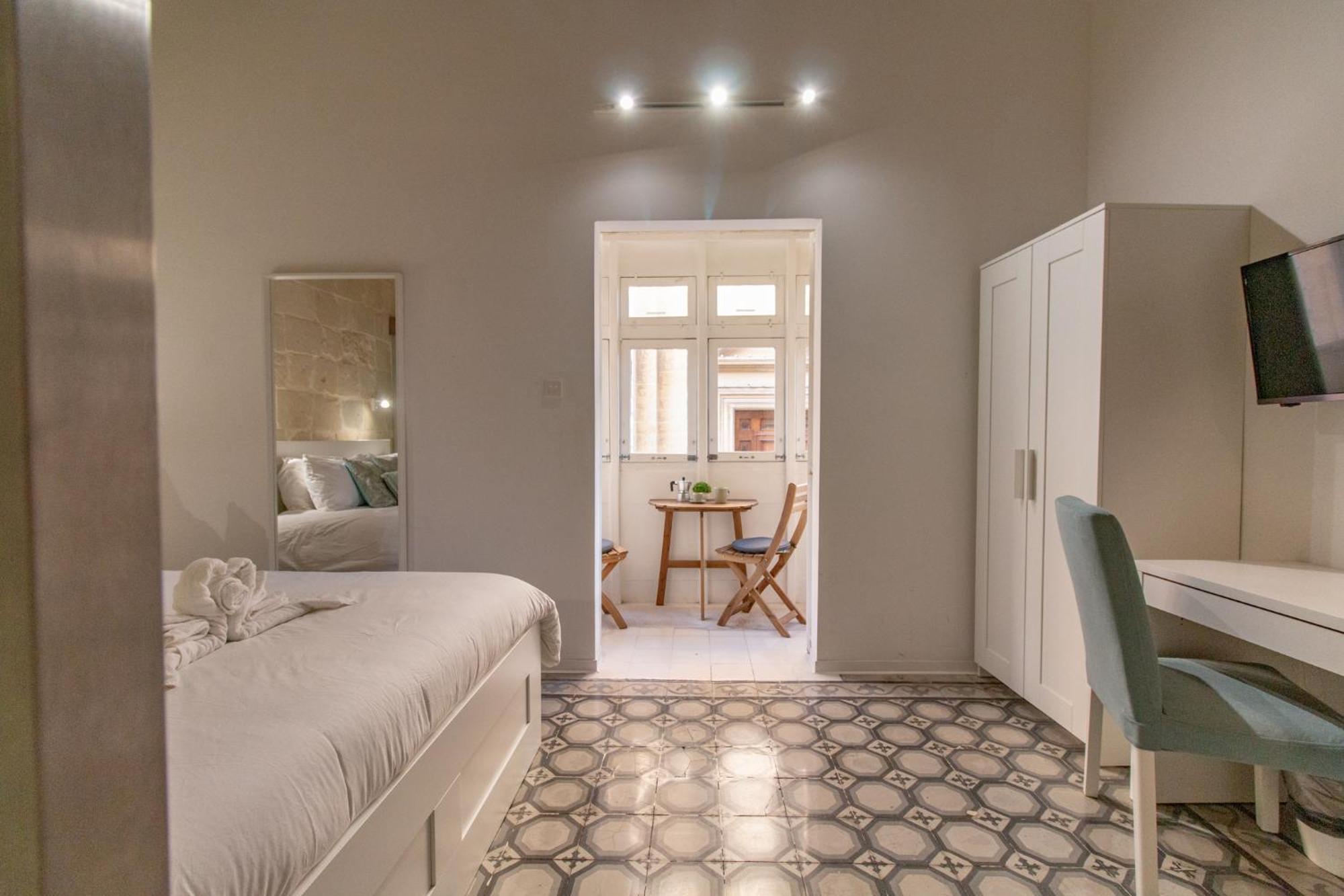 15 Main Gate Aparthotel Биргу Екстериор снимка