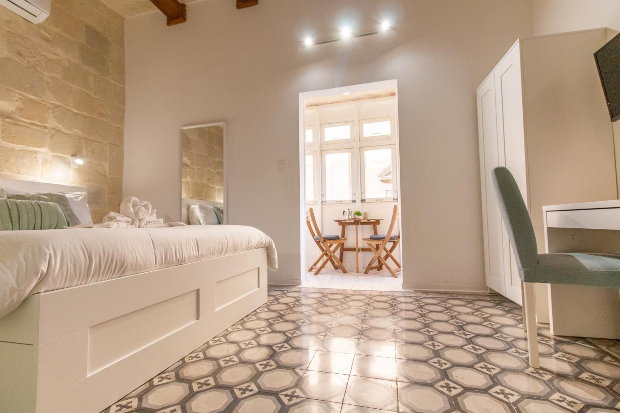 15 Main Gate Aparthotel Биргу Екстериор снимка